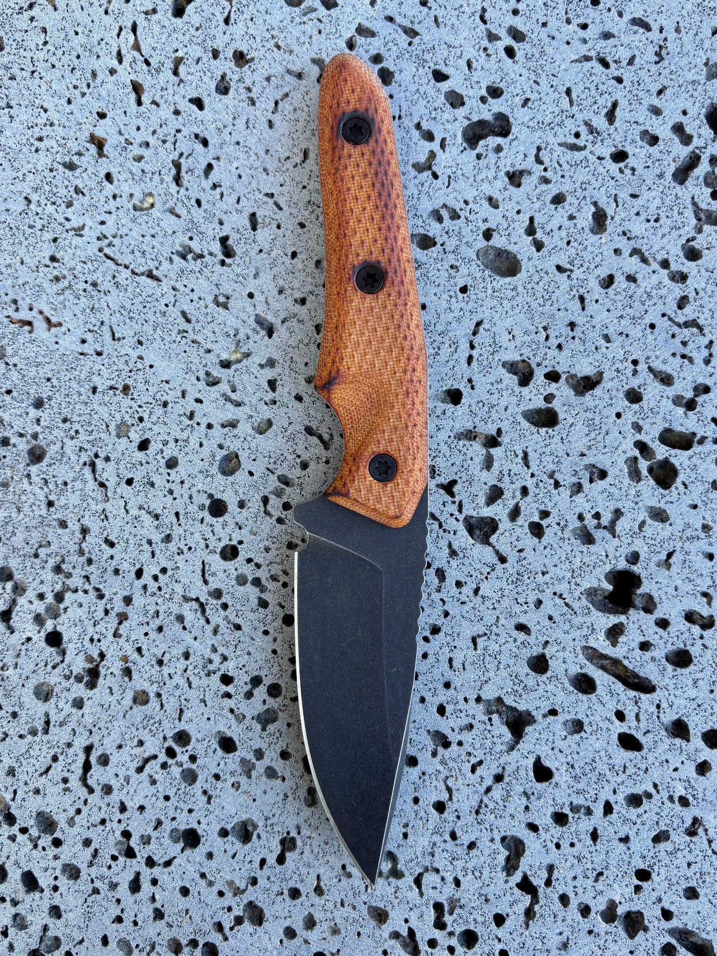 ‘Io fixed blade (Magnacut burnt micarta)